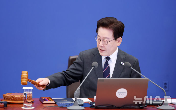 [서울=뉴시스] 김진아 기자 = 이재명 대통령이 6일 청와대에서 열린 국무회의에서 개회를 선언하고 있다. (청와대통신사진기자단) 2026.10.06. bluesoda@newsis.com