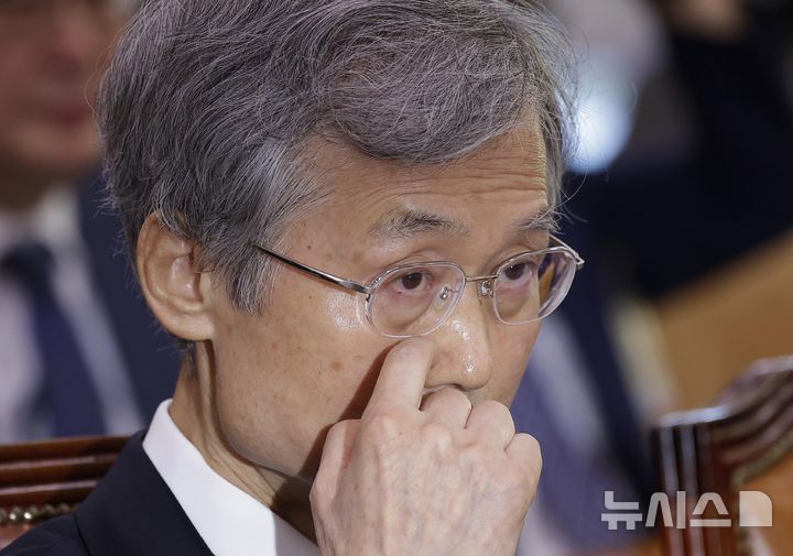 [서울=뉴시스] 정병혁 기자 = 조희대 대법원장이 6일 서울 여의도 국회에서 열린 국회 법제사법위원회의 대법원 등 국정감사에 출석해 얼굴을 만지고 있다. 2026.10.06. jhope@newsis.com