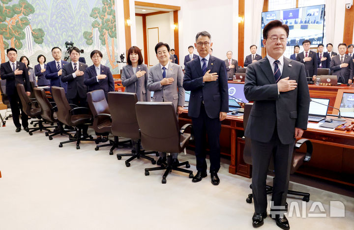 [서울=뉴시스] 김진아 기자 = 이재명 대통령이 6일 청와대에서 열린 국무회의에서 국민의례를 하고 있다. (청와대통신사진기자단) 2026.10.06. bluesoda@newsis.com
