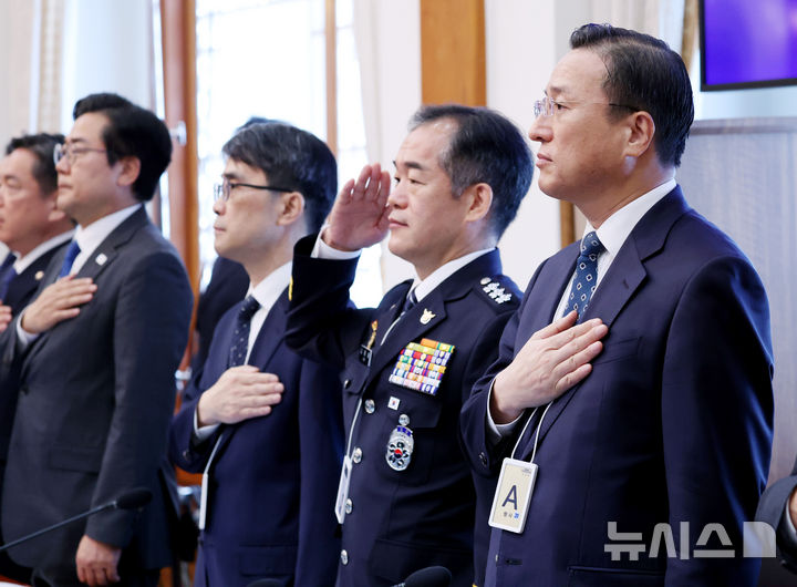 [서울=뉴시스] 김진아 기자 = 이정현(오른쪽부터) 공소청장(검찰총장) 직무대행, 김종철 경찰청장 직무대행, 전종민 중대범죄수사청장 직무대행이 6일 청와대에서 열린 국무회의에서 국민의례를 하고 있다. (청와대통신사진기자단) 2026.10.06. bluesoda@newsis.com