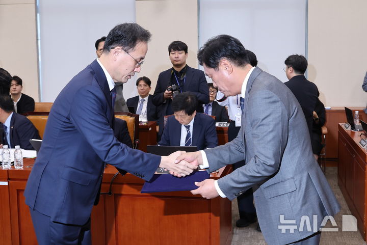 [서울=뉴시스] 최진석 기자 = 이형일 부총리 겸 재정경제부 장관이 6일 여의도 국회에서 열린 국회 재정경제기획위원회의 재정경제부에 대한 국정감사에 출석해 선서문을 조승래 국회 재경위원장에게 제출하고 있다. 2026.10.06. myjs@newsis.com