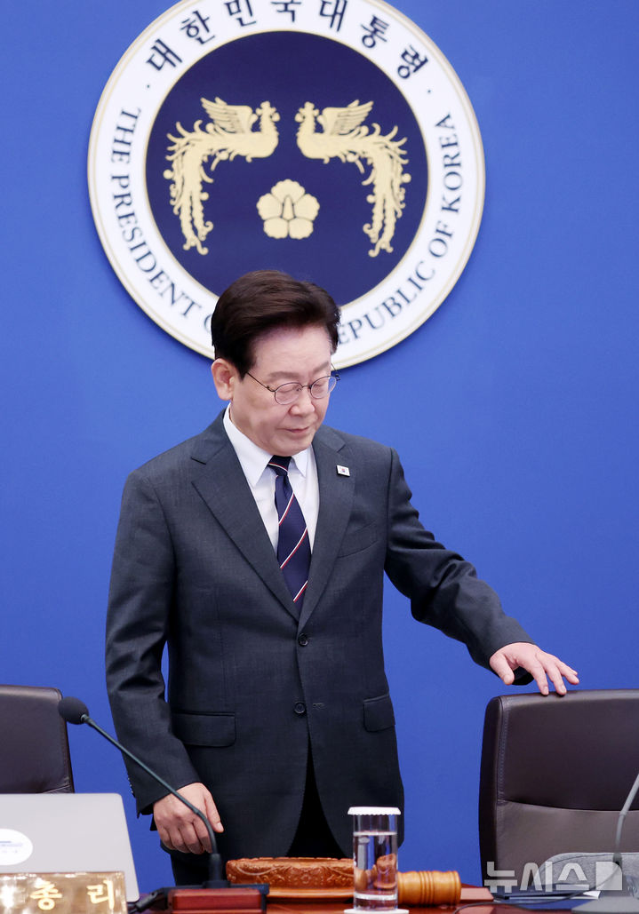 [서울=뉴시스] 김진아 기자 = 이재명 대통령이 6일 청와대에서 열린 국무회의에서 자리에 앉고 있다. (청와대통신사진기자단) 2026.10.06. bluesoda@newsis.com