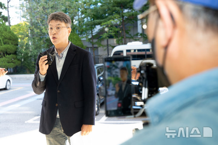 시사타파 TV 이종원 바로가기 목차 관련 사진 - 고소인 조사 출석 과정에서 언론과 대화하는 이종원