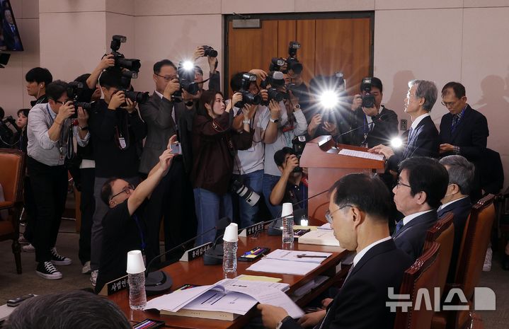[서울=뉴시스] 정병혁 기자 = 조희대 대법원장이 6일 서울 여의도 국회에서 열린 국회 법제사법위원회의 대법원 등 국정감사에서 인사말을 하고 있다. 2026.10.06. jhope@newsis.com