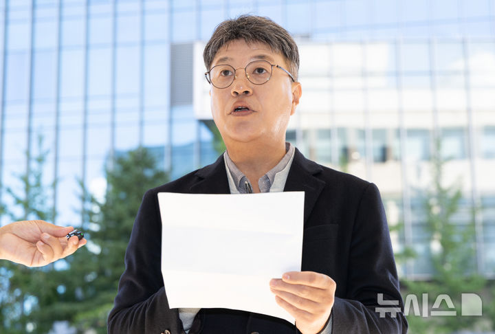 [서울=뉴시스] 황준선 기자 = 실명과 당원 여부 등을 공개한 것을 문제 삼아 김민석 더불어민주당 대표를 개인정보보호법 위반 및 정보통신망법상 명예훼손 등 혐의로 고소한 유튜브 채널 시사타파TV 운영자 이종원 씨가 6일 오전 서울 영등포경찰서에서 열린 고소인 조사에 출석하며 입장을 밝히고 있다. 2026.10.06. hwang@newsis.com