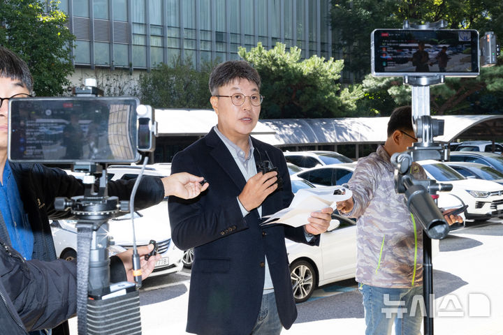 시사타파 TV 이종원 2번 본문 소제목 관련 사진 - 방송 장비 앞에서 입장을 밝히는 시사타파TV 이종원