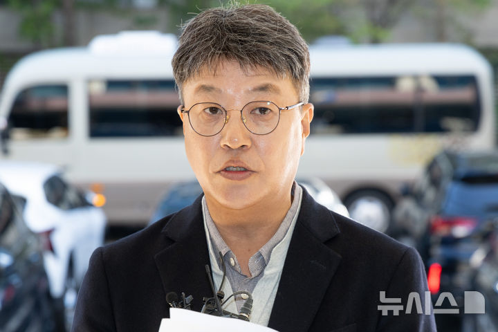 [서울=뉴시스] 황준선 기자 = 20일 뉴시스 취재를 종합하면 서울경찰청 광역수사단 공공범죄수사대는 이날 오후부터 유튜브 채널 '시사타파TV' 운영자 이종원씨의 사무실 등에 수사관을 보내 압수수색을 진행하고 있다. 사진은 이씨가 지난 6일 오전 서울 영등포경찰서에서 열린 고소인 조사에 출석하며 입장을 밝히고 있다. 2026.10.06. hwang@newsis.com