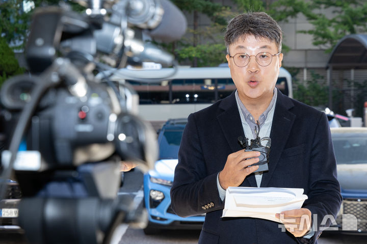 시사타파 TV 이종원 1번 본문 소제목 관련 사진 - 10월 6일 영등포경찰서 앞 취재진 카메라 앞에 선 시사타파TV 이종원