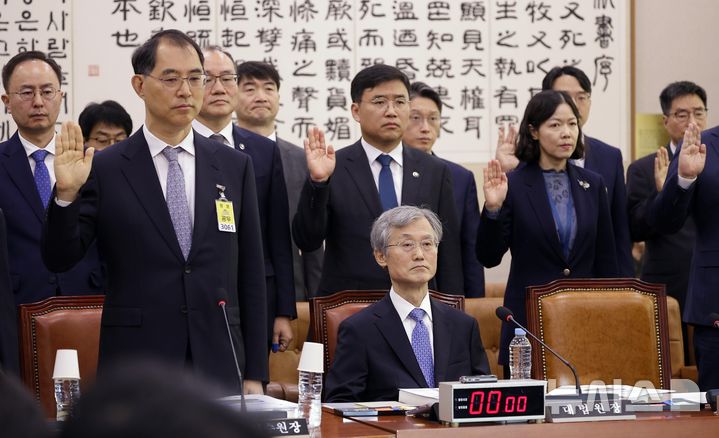 [서울=뉴시스] 정병혁 기자 = 조희대 대법원장이 6일 서울 여의도 국회에서 열린 국회 법제사법위원회의 대법원 등 국정감사에서 증인선서를 하지 않고 자리에 앉아 있다. 2026.10.06. jhope@newsis.com