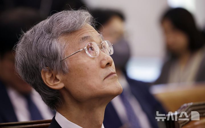 [서울=뉴시스] 정병혁 기자 = 조희대 대법원장이 6일 서울 여의도 국회에서 열린 국회 법제사법위원회의 대법원 등 국정감사에 출석해 자리에 앉아 있다. 2026.10.06. jhope@newsis.com