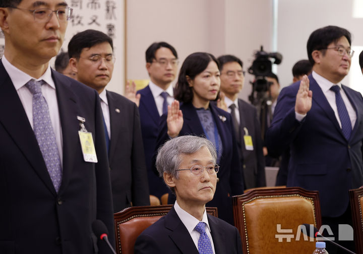 [서울=뉴시스] 정병혁 기자 = 조희대 대법원장이 6일 서울 여의도 국회에서 열린 국회 법제사법위원회의 대법원 등 국정감사에서 증인선서를 하지 않고 자리에 앉아 있다. 2026.10.06. jhope@newsis.com