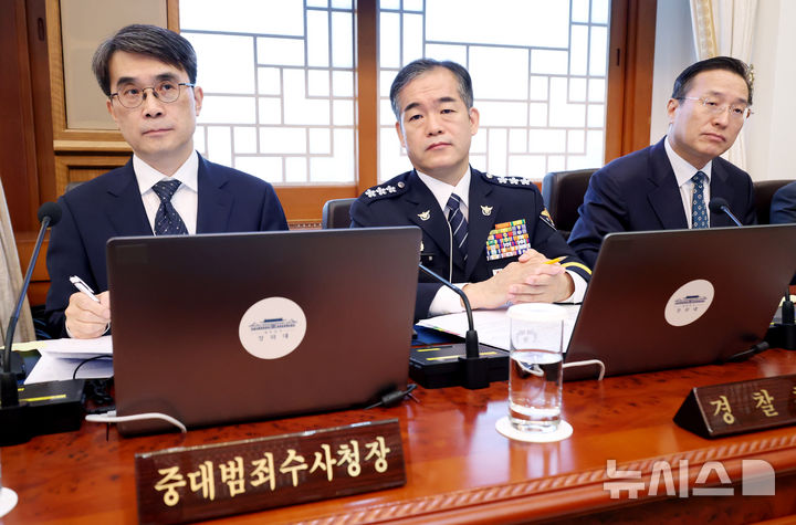 [서울=뉴시스] 김진아 기자 = 전종민(왼쪽부터) 중대범죄수사청장 직무대행, 김종철 경찰청장 직무대행, 이정현 공소청장(검찰총장) 직무대행이 6일 청와대에서 열린 국무회의에 참석해 경청하고 있다. (청와대통신사진기자단) 2026.10.06. bluesoda@newsis.com