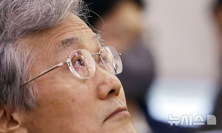 [서울=뉴시스] 정병혁 기자 = 조희대 대법원장이 6일 서울 여의도 국회에서 열린 국회 법제사법위원회의 대법원 등 국정감사에 출석해 자리에 앉아 있다. 2026.10.06. jhope@newsis.com