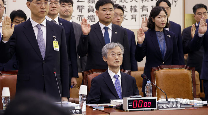 [서울=뉴시스] 정병혁 기자 = 조희대 대법원장이 6일 서울 여의도 국회에서 열린 국회 법제사법위원회의 대법원 등 국정감사에서 증인선서를 하지 않고 자리에 앉아 있다. 2026.10.06. jhope@newsis.com