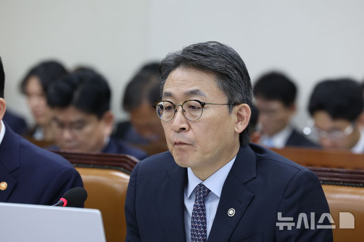 [서울=뉴시스] 최진석 기자 = 권대영 재정경제부 1차관이 6일 여의도 국회에서 열린 국회 재정경제기획위원회의 재정경제부에 대한 국정감사에 출석해 생각에 잠겨 있다. 2026.10.06. myjs@newsis.com