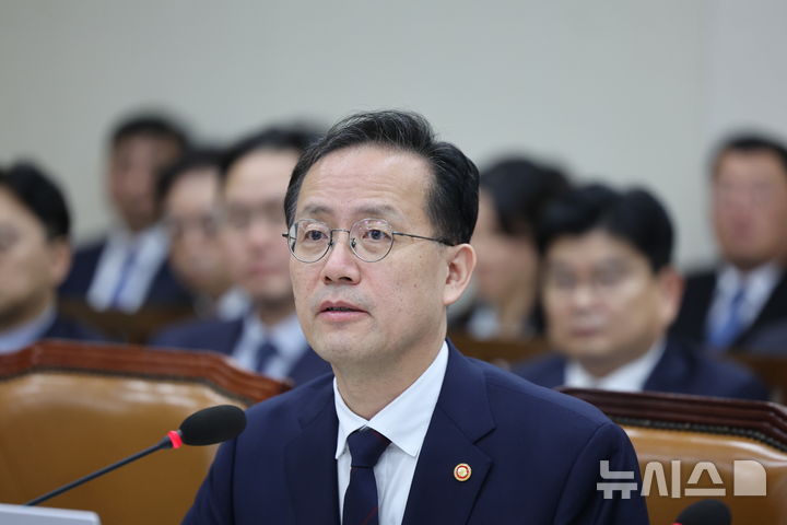 [서울=뉴시스] 최진석 기자 = 이형일 부총리 겸 재정경제부 장관이 6일 여의도 국회에서 열린 국회 재정경제기획위원회의 재정경제부에 대한 국정감사에 출석해 의원 질의에 답하고 있다. 2026.10.06. myjs@newsis.com