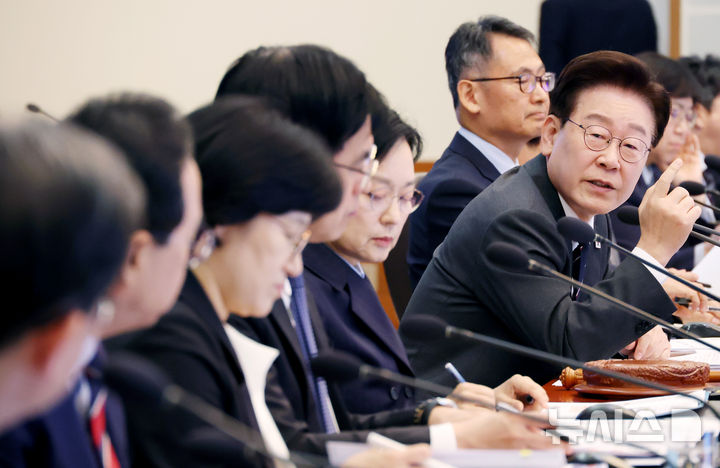 [서울=뉴시스] 김진아 기자 = 이재명 대통령이 6일 청와대에서 열린 국무회의에서 발언하고 있다. (청와대통신사진기자단) 2026.10.06. bluesoda@newsis.com