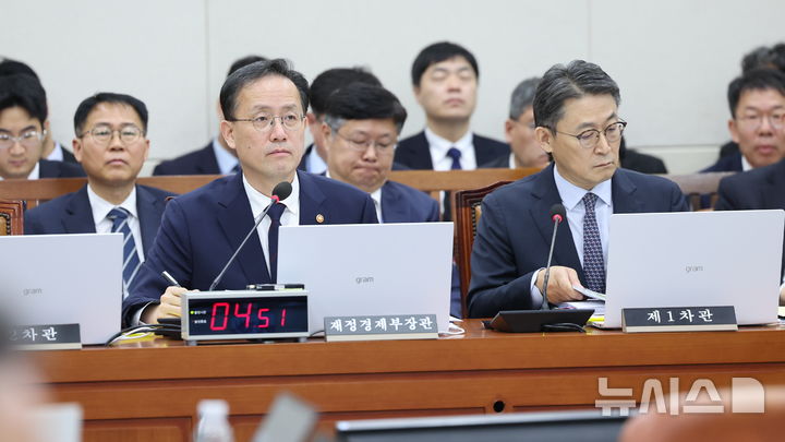 [서울=뉴시스] 최진석 기자 = 이형일(왼쪽) 부총리 겸 재정경제부 장관과 권대영 1차관이 6일 여의도 국회에서 열린 국회 재정경제기획위원회의 재정경제부에 대한 국정감사에 출석해 의원들의 질의를 듣고 있다. 2026.10.06. myjs@newsis.com