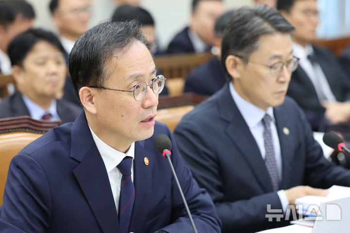 [서울=뉴시스] 최진석 기자 = 이형일(왼쪽) 부총리 겸 재정경제부 장관과 권대영 1차관이 6일 여의도 국회에서 열린 국회 재정경제기획위원회의 재정경제부에 대한 국정감사에 출석해 의원들의 질의에 답하고 있다. 2026.10.06. myjs@newsis.com