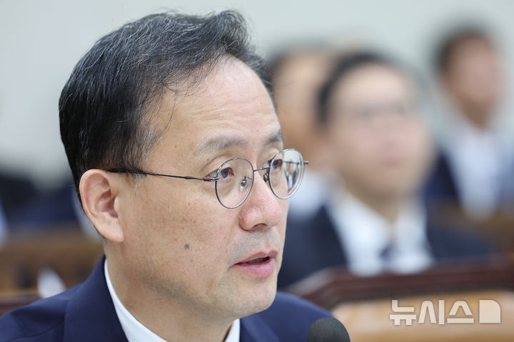 [서울=뉴시스] 최진석 기자 = 이형일 부총리 겸 재정경제부 장관이 6일 여의도 국회에서 열린 국회 재정경제기획위원회의 재정경제부에 대한 국정감사에 출석해 의원 질의에 답하고 있다. 2026.10.06. myjs@newsis.com