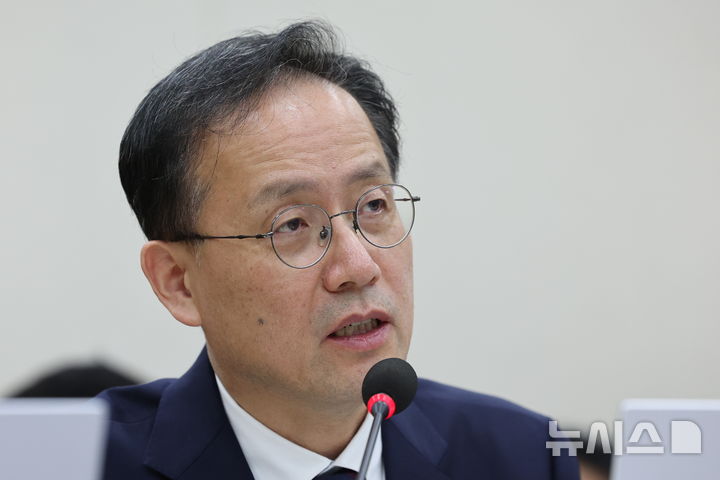 [서울=뉴시스] 최진석 기자 = 이형일 부총리 겸 재정경제부 장관이 6일 여의도 국회에서 열린 국회 재정경제기획위원회의 재정경제부에 대한 국정감사에 출석해 의원 질의에 답하고 있다. 2026.10.06. myjs@newsis.com