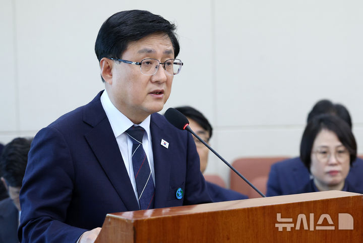 [서울=뉴시스] 조성우 기자 = 김성환 기후에너지환경부 장관이 6일 서울 여의도 국회에서 열린 기후에너지환경노동위원회의 기후에너지환경부에 대한 국정감사에서 업무보고를 하고 있다. 2026.10.06. xconfind@newsis.com