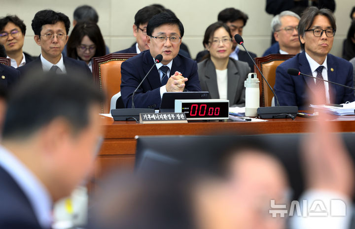 [서울=뉴시스] 조성우 기자 = 김성환 기후에너지환경부 장관이 6일 서울 여의도 국회에서 열린 기후에너지환경노동위원회의 기후에너지환경부에 대한 국정감사에서 자료제출 관련 질문에 답변하고 있다. 2026.10.06. xconfind@newsis.com