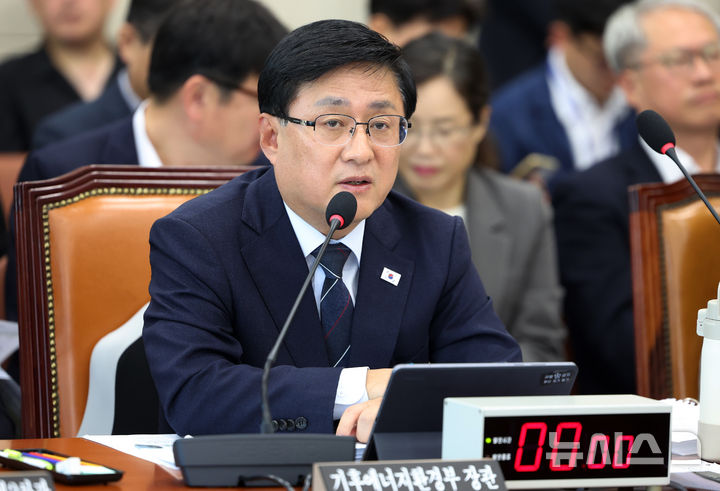 [서울=뉴시스] 조성우 기자 = 김성환 기후에너지환경부 장관이 6일 서울 여의도 국회에서 열린 기후에너지환경노동위원회의 기후에너지환경부에 대한 국정감사에서 자료제출 관련 질문에 답변하고 있다. 2026.10.06. xconfind@newsis.com