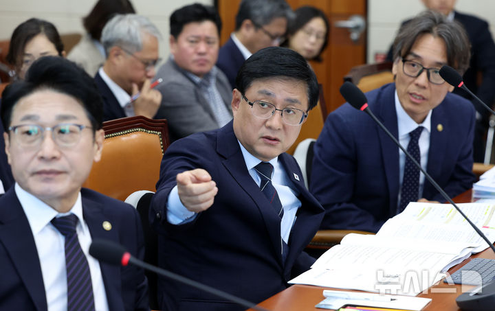 [서울=뉴시스] 조성우 기자 = 김성환(가운데) 기후에너지환경부 장관이 6일 서울 여의도 국회에서 열린 기후에너지환경노동위원회의 기후에너지환경부에 대한 국정감사에서 이호현(왼쪽) 제2차관과 대화하고 있다. 2026.10.06. xconfind@newsis.com