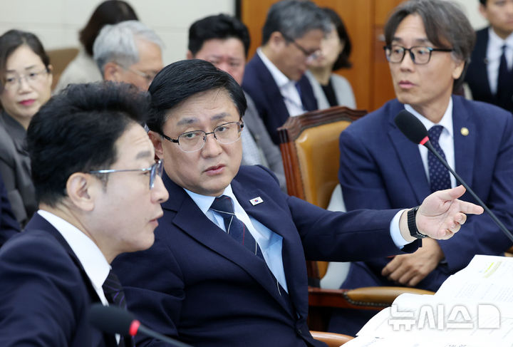 [서울=뉴시스] 조성우 기자 = 김성환 기후에너지환경부 장관이 6일 서울 여의도 국회에서 열린 기후에너지환경노동위원회의 기후에너지환경부에 대한 국정감사에서 이호현 제2차관과 대화하고 있다. 2026.10.06. xconfind@newsis.com
