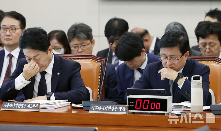 [서울=뉴시스] 조성우 기자 = 김성환(오른쪽) 기후에너지환경부 장관이 6일 서울 여의도 국회에서 열린 기후에너지환경노동위원회의 기후에너지환경부에 대한 국정감사에서 자료를 살펴보고 있다. 2026.10.06. xconfind@newsis.com