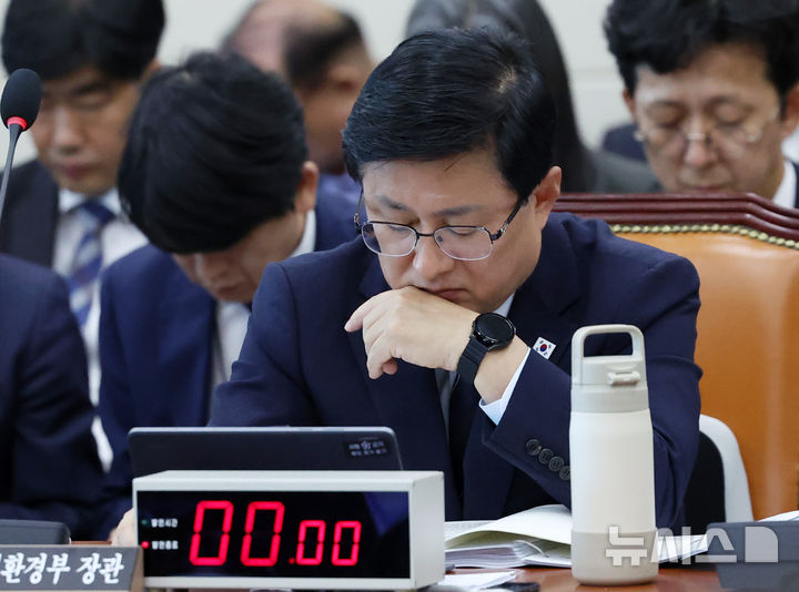 [서울=뉴시스] 조성우 기자 = 김성환 기후에너지환경부 장관이 6일 서울 여의도 국회에서 열린 기후에너지환경노동위원회의 기후에너지환경부에 대한 국정감사에서 자료를 살펴보고 있다. 2026.10.06. xconfind@newsis.com