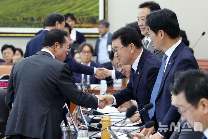 [서울=뉴시스] 조성우 기자 = 6일 서울 여의도 국회에서 열린 기후에너지환경노동위원회의 기후에너지환경부에 대한 국정감사에서 여야 의원들이 인사를 나누고 있다. 2026.10.06. xconfind@newsis.com