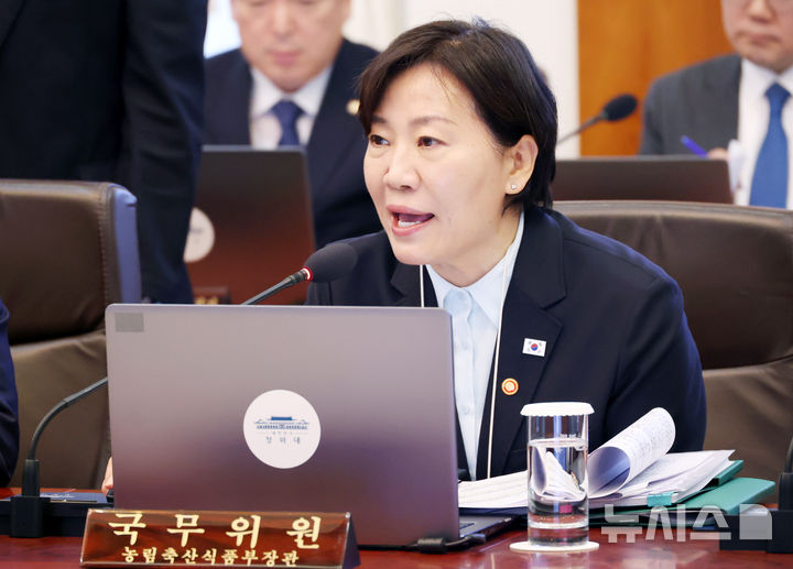 [서울=뉴시스] 김진아 기자 = 송미령 농림축산식품부 장관이 6일 청와대에서 열린 국무회의에서 이재명 대통령의 질의에 답하고 있다. (청와대통신사진기자단) 2026.10.06. bluesoda@newsis.com