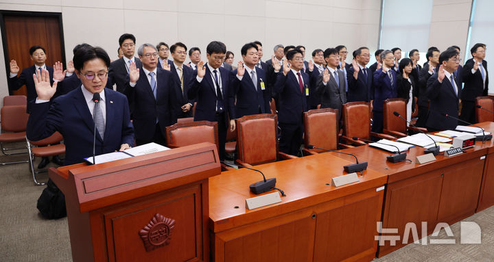 [서울=뉴시스] 고범준 기자 = 김정관 산업통상부 장관이 6일 서울 여의도 국회에서 열린 산업통상자원중소벤처기업위원회 국정감사(산업통상부)에서 선서를 하고 있다. 2026.10.06. bjko@newsis.com
