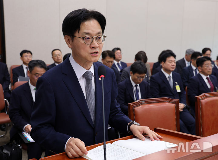 [서울=뉴시스] 고범준 기자 = 김정관 산업통상부 장관이 6일 서울 여의도 국회에서 열린 산업통상자원중소벤처기업위원회 국정감사(산업통상부)에서 인사말을 하고 있다. 2026.10.06. bjko@newsis.com