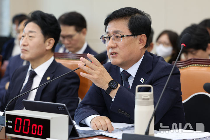 [서울=뉴시스] 조성우 기자 = 김성환 기후에너지환경부 장관이 6일 서울 여의도 국회에서 열린 기후에너지환경노동위원회의 기후에너지환경부에 대한 국정감사에서 자료제출 관련 답변을 하고 있다. 2026.10.06. xconfind@newsis.com