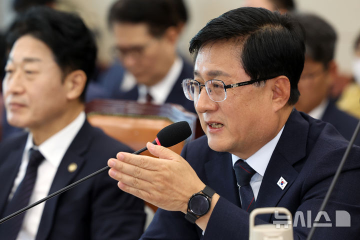 [서울=뉴시스] 조성우 기자 = 김성환 기후에너지환경부 장관이 6일 서울 여의도 국회에서 열린 기후에너지환경노동위원회의 기후에너지환경부에 대한 국정감사에서 자료제출 관련 답변을 하고 있다. 2026.10.06. xconfind@newsis.com
