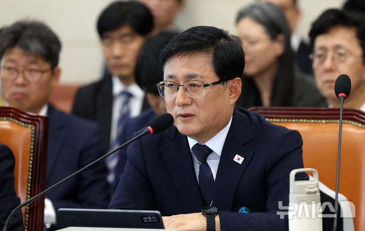 [서울=뉴시스] 조성우 기자 = 김성환 기후에너지환경부 장관이 6일 서울 여의도 국회에서 열린 기후에너지환경노동위원회의 기후에너지환경부에 대한 국정감사에서 자료제출 관련 답변을 하고 있다. 2026.10.06. xconfind@newsis.com