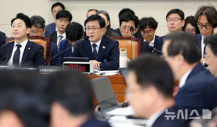 [서울=뉴시스] 조성우 기자 = 김성환 기후에너지환경부 장관이 6일 서울 여의도 국회에서 열린 기후에너지환경노동위원회의 기후에너지환경부에 대한 국정감사에서 자료제출 관련 답변을 하고 있다. 2026.10.06. xconfind@newsis.com