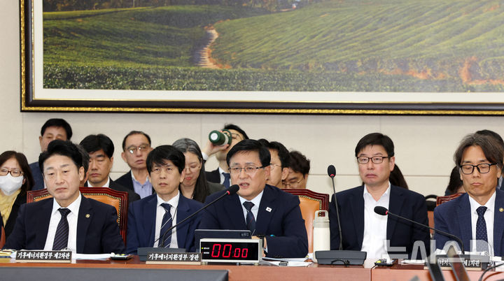 [서울=뉴시스] 조성우 기자 = 김성환 기후에너지환경부 장관이 6일 서울 여의도 국회에서 열린 기후에너지환경노동위원회의 기후에너지환경부에 대한 국정감사에서 자료제출 관련 답변을 하고 있다. 2026.10.06. xconfind@newsis.com
