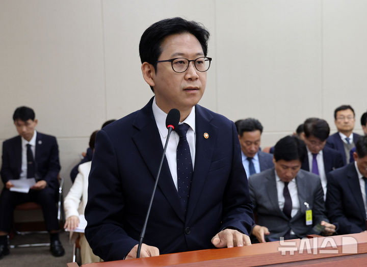 [서울=뉴시스] 고범준 기자 = 배경훈 부총리 겸 과학기술정보통신부 장관이 6일 서울 여의도 국회에서 열린 과학기술정보방송통신위원회 국정감사(과학기술정보통신부 등)에서 인사말을 하고 있다. 2026.10.06. bjko@newsis.com