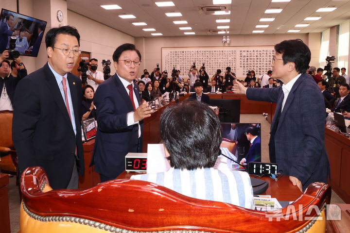 [서울=뉴시스] 최진석 기자 = 국회 법제사법위원회 야당 간사인 박형수 국민의힘 의원이 6일 여의도 국회에서 열린 국회 법제사법위원회의 대법원 등에 대한 국정감사에서 서영교 법사위원장에게 항의하고 있다. 오른쪽은 여당 간사인 김의겸 더불어민주딩 의원. 2026.10.06. myjs@newsis.com