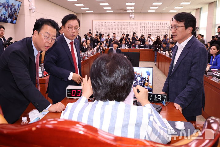 [서울=뉴시스] 최진석 기자 = 국회 법제사법위원회 야당 간사인 박형수 국민의힘 의원이 6일 여의도 국회에서 열린 국회 법제사법위원회의 대법원 등에 대한 국정감사에서 서영교 법사위원장에게 항의하고 있다. 오른쪽은 여당 간사인 김의겸 더불어민주딩 의원. 2026.10.06. myjs@newsis.com