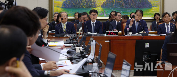 [서울=뉴시스] 고범준 기자 = 권오을 국가보훈부 장관이 6일 서울 여의도 국회에서 열린 정무위원회 국정감사(국가보훈부 등)에서 의원 질의에 답변하고 있다. 2026.10.06. bjko@newsis.com