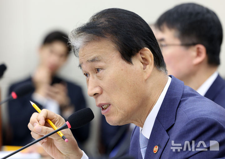 [서울=뉴시스] 고범준 기자 = 권오을 국가보훈부 장관이 6일 서울 여의도 국회에서 열린 정무위원회 국정감사(국가보훈부 등)에서 의원 질의에 답변하고 있다. 2026.10.06. bjko@newsis.com
