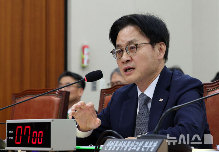 [서울=뉴시스] 고범준 기자 = 김정관 산업통상부 장관이 6일 서울 여의도 국회에서 열린 산업통상자원중소벤처기업위원회 국정감사(산업통상부)에서 의원 질의에 답변하고 있다. 2026.10.06. bjko@newsis.com