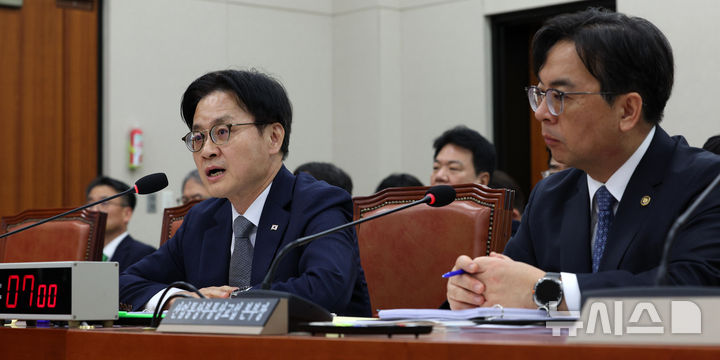 [서울=뉴시스] 고범준 기자 = 김정관 산업통상부 장관이 6일 서울 여의도 국회에서 열린 산업통상자원중소벤처기업위원회 국정감사(산업통상부)에서 의원 질의에 답변하고 있다. 2026.10.06. bjko@newsis.com