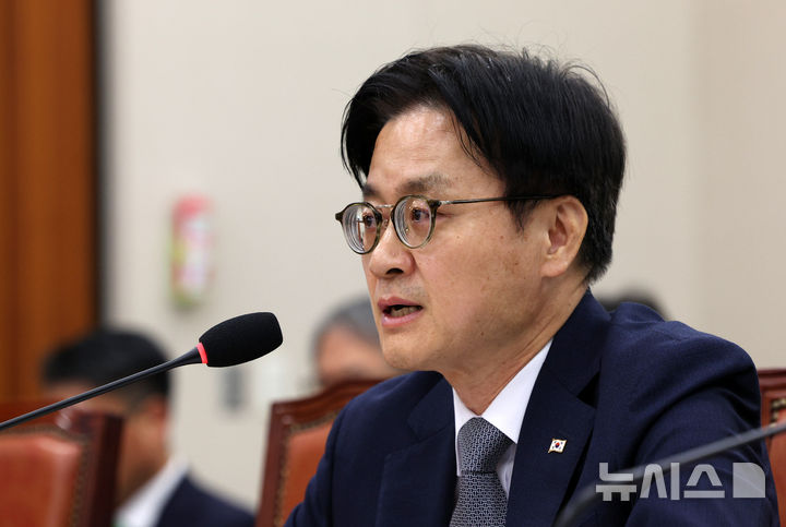 [서울=뉴시스] 고범준 기자 = 김정관 산업통상부 장관이 6일 서울 여의도 국회에서 열린 산업통상자원중소벤처기업위원회 국정감사(산업통상부)에서 의원 질의에 답변하고 있다. 2026.10.06. bjko@newsis.com