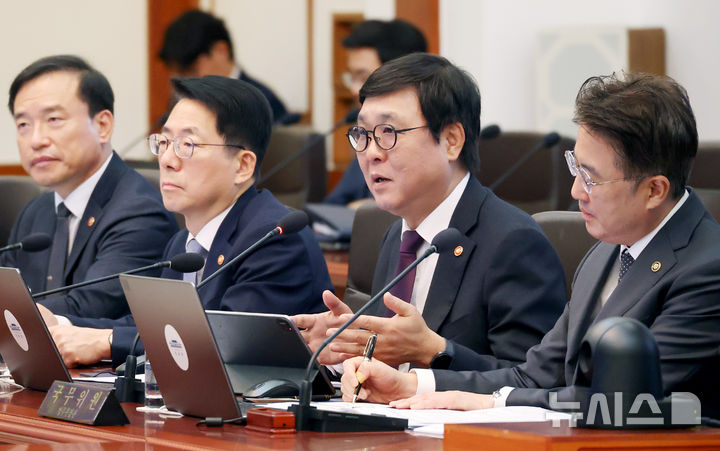 [서울=뉴시스] 김진아 기자 = 최휘영 문화체육관광부 장관이 6일 청와대에서 열린 국무회의에서 이재명 대통령의 질의에 답하고 있다. (청와대통신사진기자단) 2026.10.06. bluesoda@newsis.com